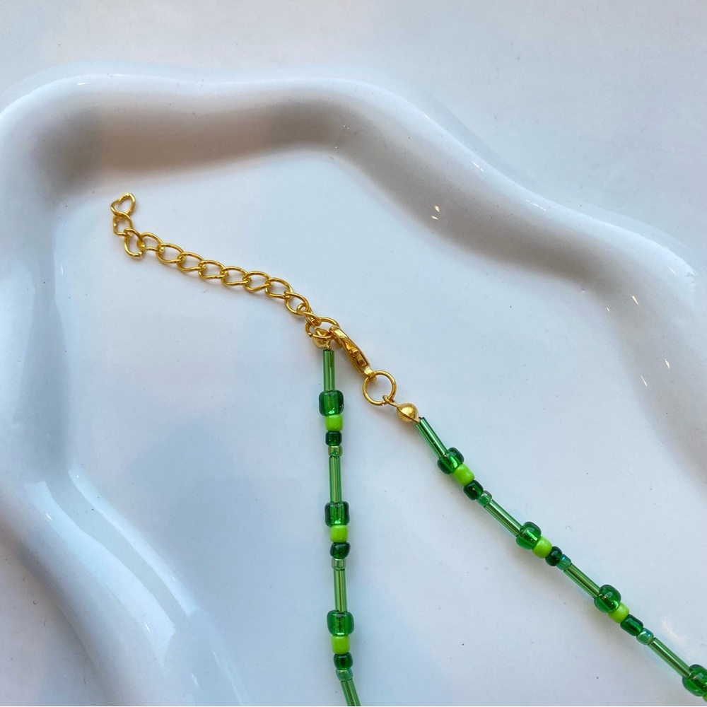 Handmade Elegant Green Beaded Necklace with Freshwater Pearls - Picture 3 of 3